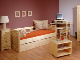Dřevěná postel s čelem a vysokými bočnicemi