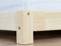 Dřevěná postel detail nožky