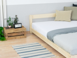 Dřevěná postel detail 