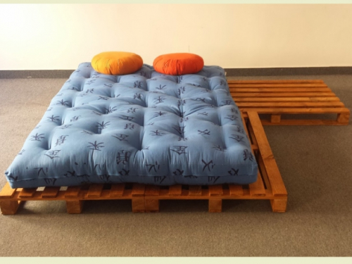 Postel z palet s nočními stolky na matraci 140x200 cm (velikost palet 160x200 cm)