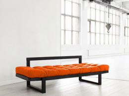 Edel s černým lakem a oranžovým futonem