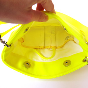 Nejen barevná zářivě žlutá kabelka obsahuje nejrůznější vychytávky, které Vám zjednoduší používání kabelky.