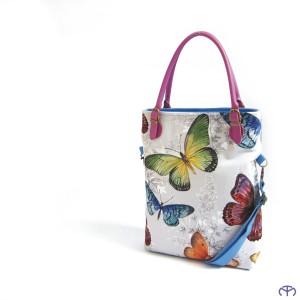 Designové látky objednává paní Marcela až z USA. Co říkáte třeba na kabelku s motýli?