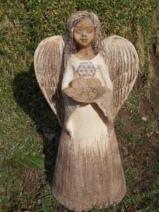 zahradní anděl z keramiky