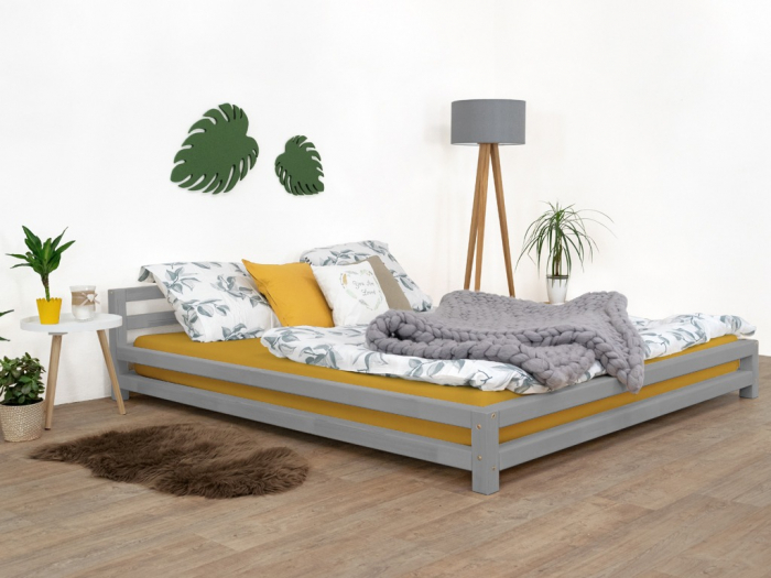 Dvoulůžková postel šedá barva dřeva