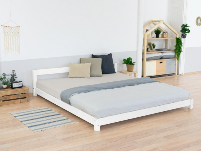 Dřevěná postel bílá